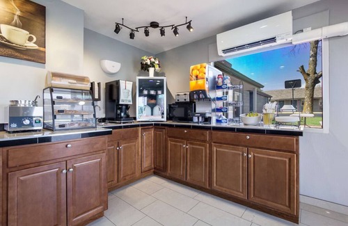 Salem Hotel | Explore Salem with 3 Relaxing Double Rooms, Free Breakfast and Parking Included!