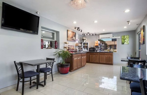 Salem Hotel | Explore Salem with 3 Relaxing Double Rooms, Free Breakfast and Parking Included!