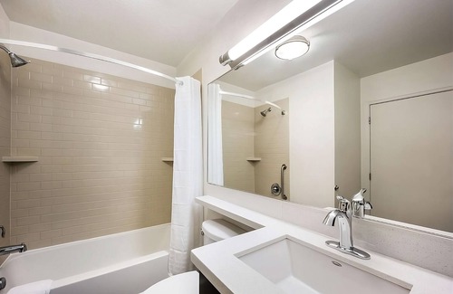 Warrenville Hotel | Explore the Best of Naperville from Here! 2 Spacious Accommodations with Kitchen