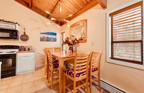 Thornton Condo | Exposed Beam Getaway - Heart of NH White Mountains