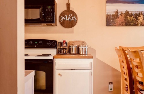 Thornton Condo | Exposed Beam Getaway - Heart of NH White Mountains