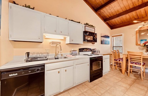 Thornton Condo | Exposed Beam Getaway - Heart of NH White Mountains