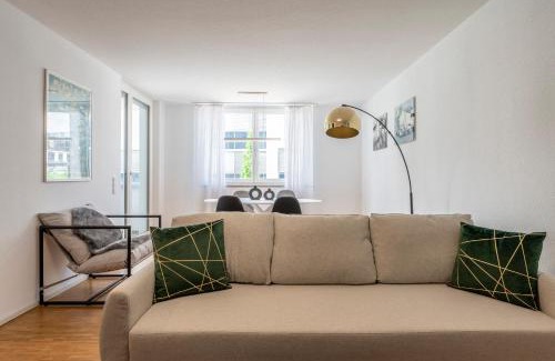 Boeblingen Apartment | EXQUIS 2BR Design Apartment LOUIS I Parking I Balcony I Mercedes-Benz I Family-friendly