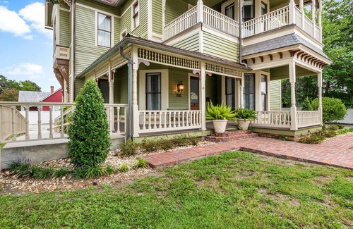 Lake City House | Exquisite 125 Year Old Queen Anne Historical House - 2nd Floor - 4 Room Unit
