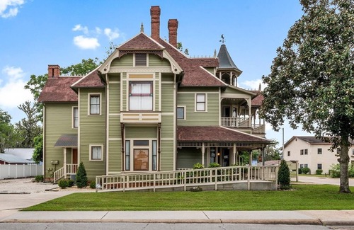 Lake City House | Exquisite 125 Year Old Queen Anne Historical House - 2nd Floor - 4 Room Unit