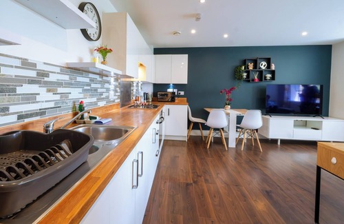 Elmbridge Apartment | Exquisite 2-Bedroom Haven Near Heathrow Airport