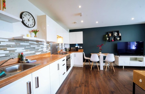 Elmbridge Apartment | Exquisite 2-Bedroom Haven Near Heathrow Airport