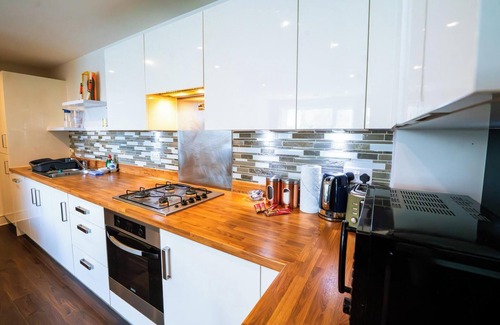 Elmbridge Apartment | Exquisite 2-Bedroom Haven Near Heathrow Airport