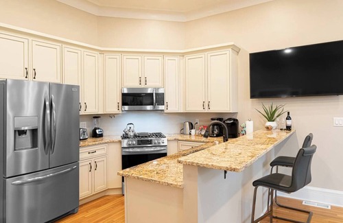 Walnut Hills Apartment | Exquisite 3 Bdrm 2 Bath with Study near Eden Park