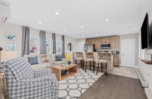 Royal Oak Apartment | Exquisite Apt near Beaumont