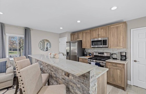 Royal Oak Apartment | Exquisite Apt near Beaumont