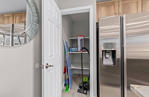 Royal Oak Apartment | Exquisite Apt near Beaumont