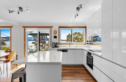 Coningham House | Exquisite Coastal Retreat: Waterfront Coningham Oasis near Bruny & Hobart