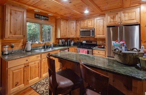 Mono Vista Cabin | Exquisite Custom Log Cabin in the Pines