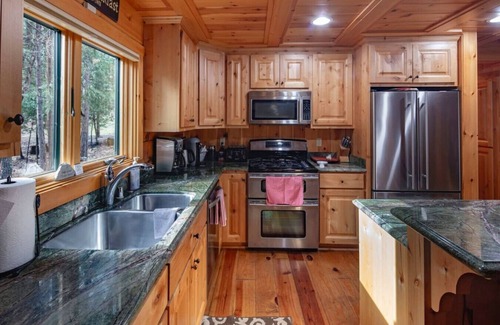 Mono Vista Cabin | Exquisite Custom Log Cabin in the Pines