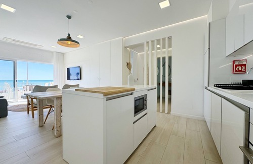 Cavacos Apartment | Exquisite Front Beach Apartment in Quarteira