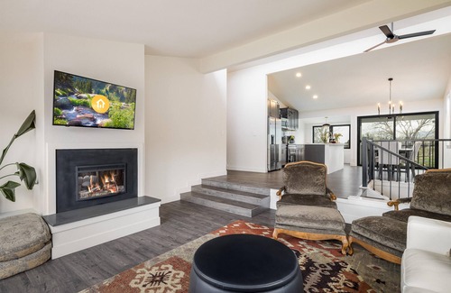 Boulder House | Exquisite Group Retreat, 15-min to Downtown Boulder