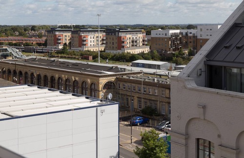 Cambridge Apartment | Exquisite Modern Station Penthouse with Balcony, Parking & Sleeps 6