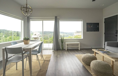 Oregon City House | Exquisite Shipping Container-Style Cottage with Valley Views