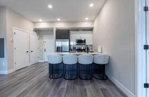 The Heights Apartment | Exquisite Suite 10 min from NYC w. Garage Parking