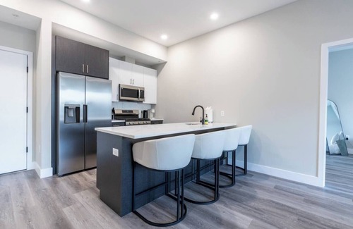The Heights Apartment | Exquisite Suite 10 min from NYC w. Garage Parking