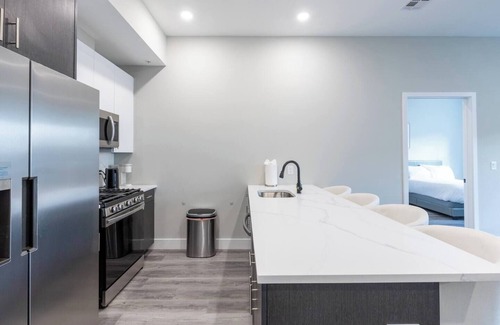 The Heights Apartment | Exquisite Suite 10 min from NYC w. Garage Parking