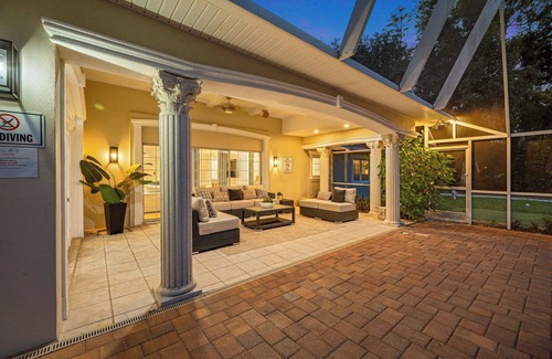 Lake Magdalene House | Exquisite Villa With Pool&games- 18 Guests