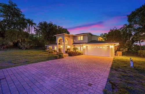 Lake Magdalene House | Exquisite Villa With Pool&games- 18 Guests