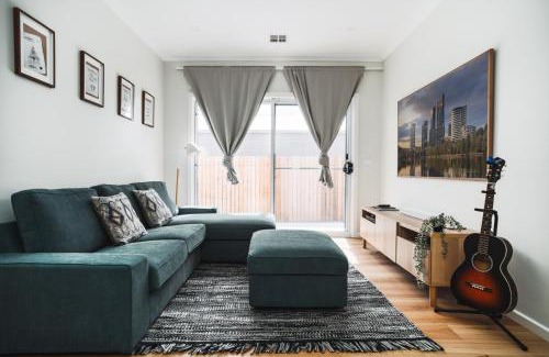 Narrabundah House | Exquisitely Spacious 3-Bed Home