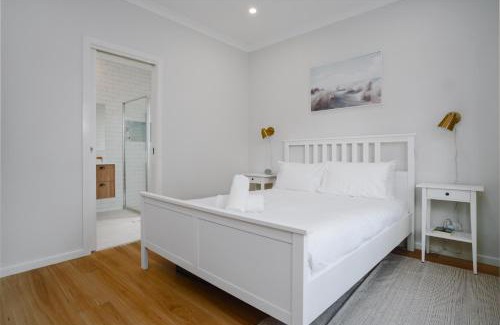 Narrabundah House | Exquisitely Spacious 3-Bed Home