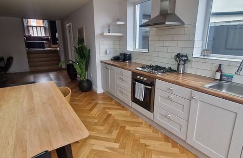 Phibsborough Apartment | Extended 3BD SplitLevel Cottage in Popular Village