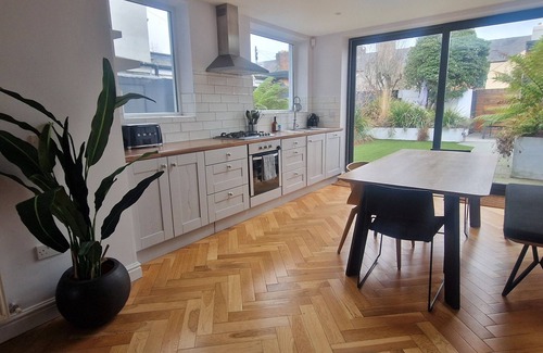 Phibsborough Apartment | Extended 3BD SplitLevel Cottage in Popular Village