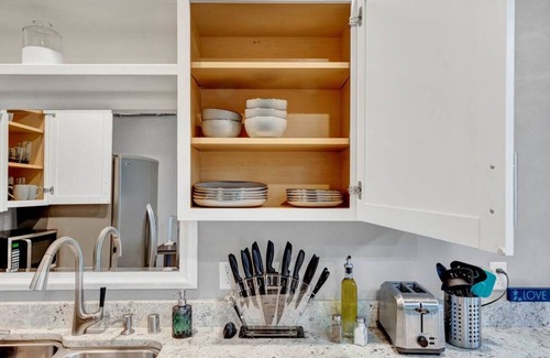Hilltop Apartment | Extended Stay Comfort | Fast Wi-Fi | Downtown!