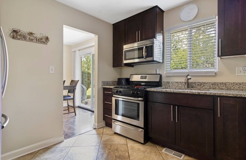 Des Plaines House | Extended Stay Des Plaines FHS Rental