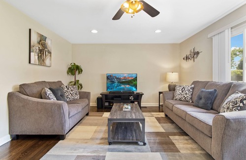 Des Plaines House | Extended Stay Des Plaines FHS Rental