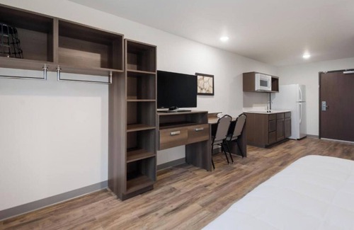 Austin Hotel | Extended Stay Gem in a Queen Bed Room – Kitchen, Comfort & Pet Access