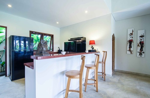 Umalas House | Extensive garden with swimming pool Villa