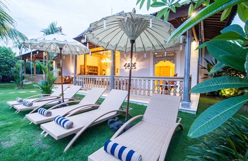 Umalas House | Extensive garden with swimming pool Villa
