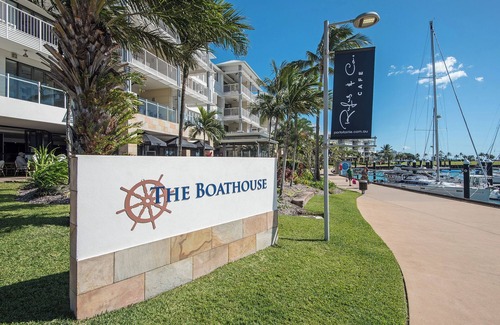 Whitsundays Apartment | Extensively renovated apartment right on the Port of Airlie!