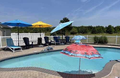 Georgetown House | EXTRA CLEAN In-Law-Suite - QUEEN bed, High Speed WIFI, Smart TV & Much More!
