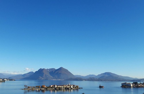 Carciano Cottage | Extraordinary 180° view over lake, 3 islands, alps and private garden
