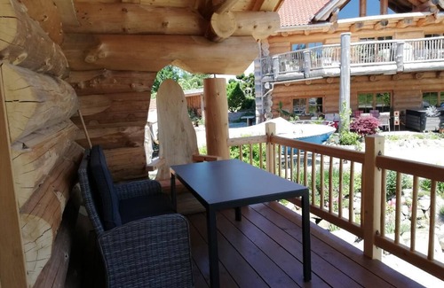 Zachenberg Ski Chalet | Extravagante Chaletwohnung aus Tannenholz und Naturstein. Whirlwanne und Sauna.