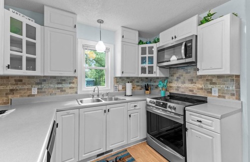 Emerald Isle House | Eyes of the Ocean - Peaceful Beach Retreat