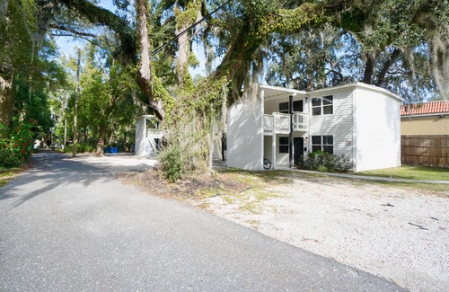 Oak Haven Apartment | ~[F] River Bank Repose Sleeps 6 Private Units~