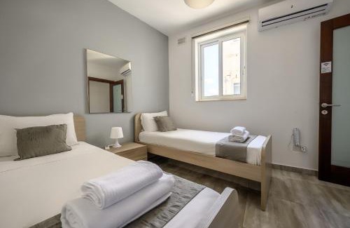 Msida House | F11 Room 2, Private Room two single beds shared bathroom in shared Flat