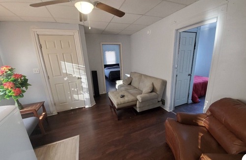 Downtown Syracuse House | (F2) 2bdrm Syracuse University living, near Destiny.
