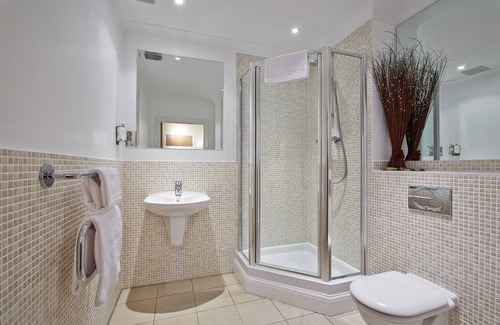 Greenham Apartment | Fab 2 Bed 2 Bath apt w/parking Jago Court Newbury