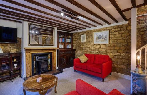 Avon Dassett House | Fab 2 Bed Cotswolds Cottage with Private Courtyard