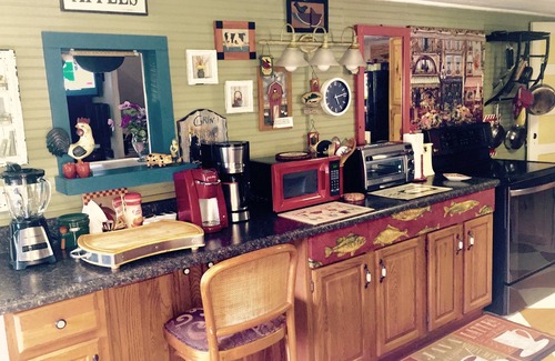 Glenville Cabin | Fab Fall at Affordable Creekside Cedar Cabin-Hot Tub, K.Bed, Rustic'n Romantic!