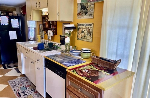 Glenville Cabin | Fab Fall at Affordable Creekside Cedar Cabin-Hot Tub, K.Bed, Rustic'n Romantic!